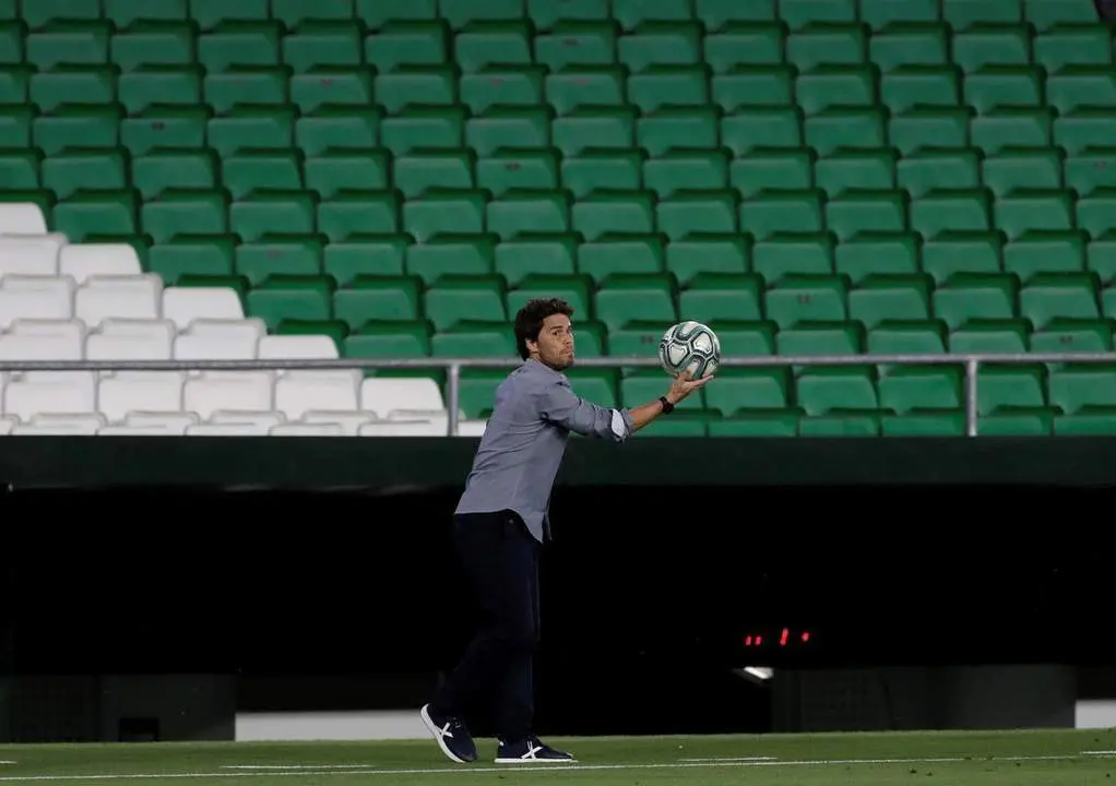 El t&eacute;cnico del Real Betis, Rubi, durante el encuentro correspondiente a la jornada 29 ante el Granada. - efe
