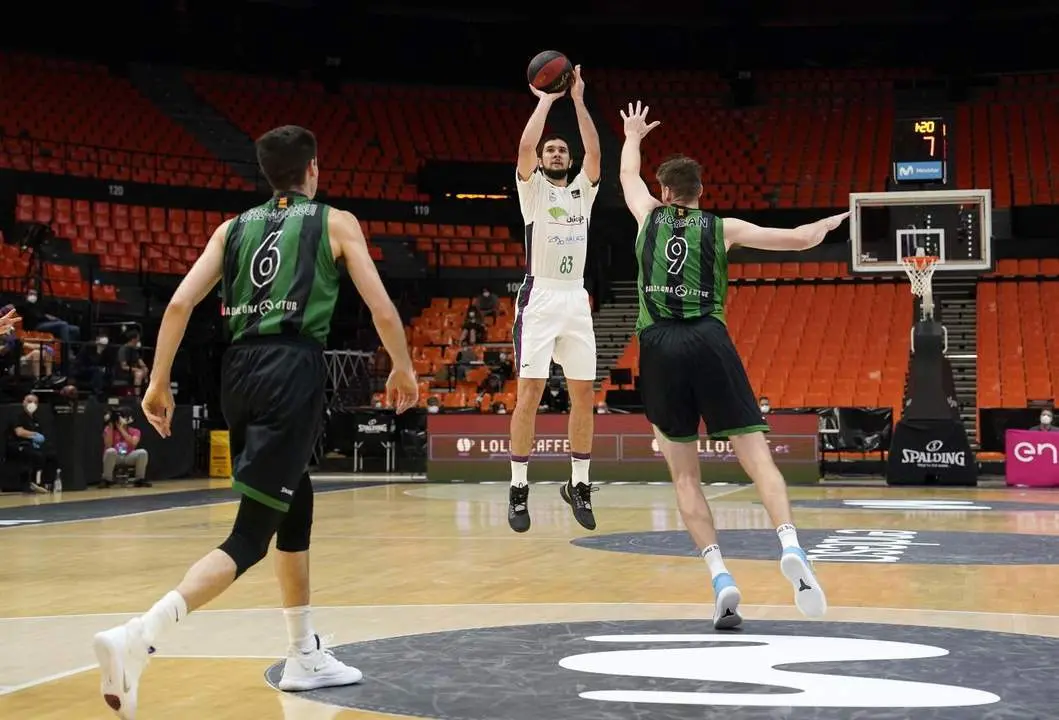 El alero franc&eacute;s en pleno recital anotador. - ACB