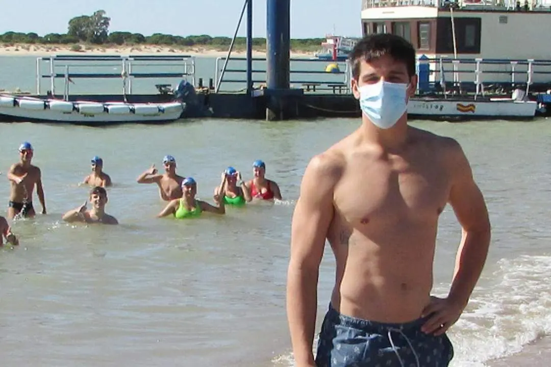 Alberto Gallego, entrenador del CDN Sanl&uacute;car, posando este fin de semana en la Playa de Bajo de Gu&iacute;a - Ra&uacute;l J. Bustillos