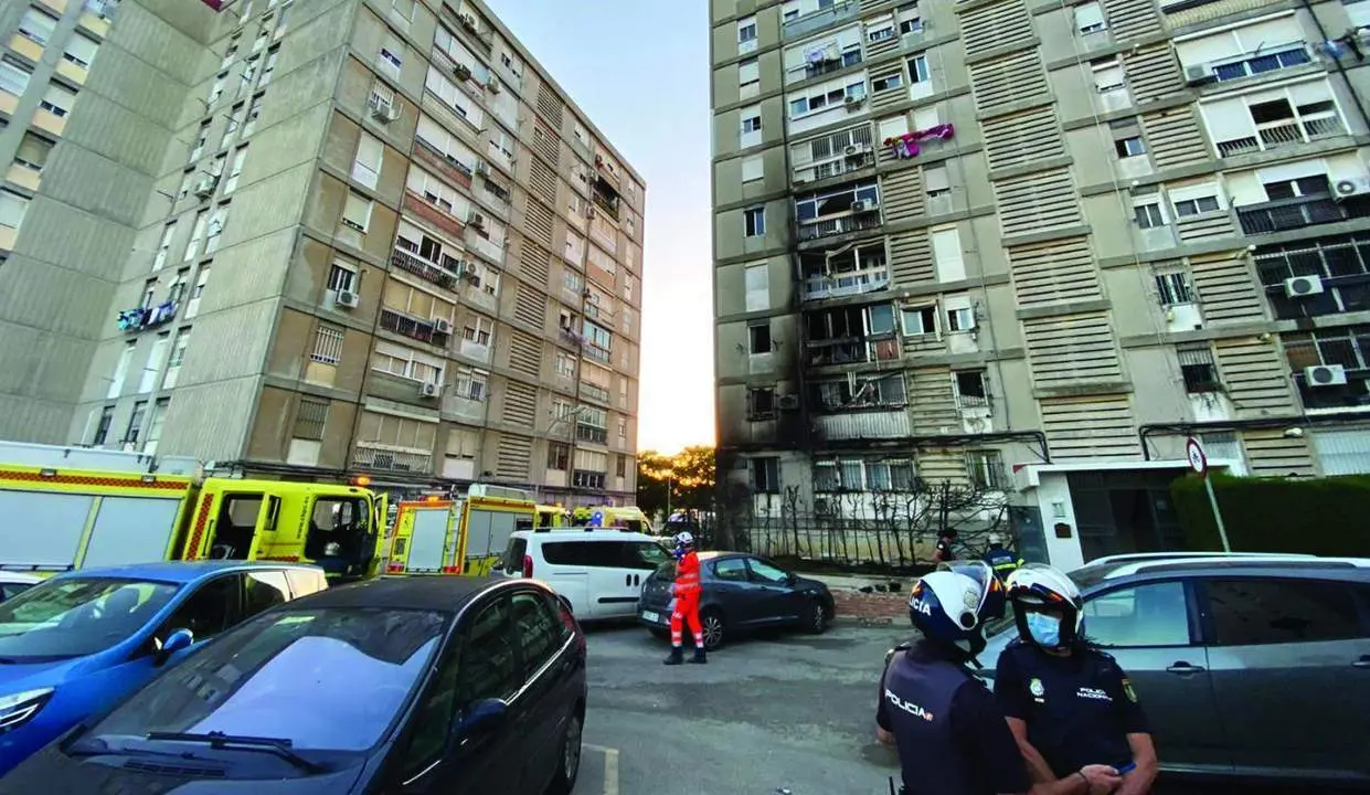 Hasta seis camiones de bomberos acudieron a Las Torres.  - Rafael Dom&iacute;nguez.