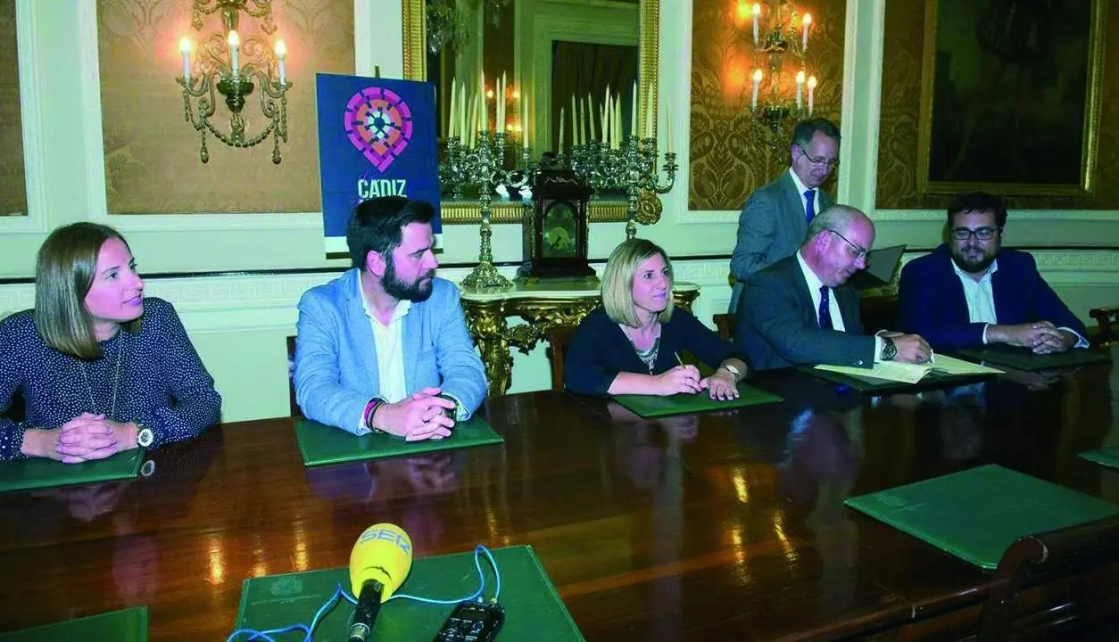 Imagen de la firma de uno de los convenios de la CEC con la Diputaci&oacute;n de C&aacute;diz. - A. I.