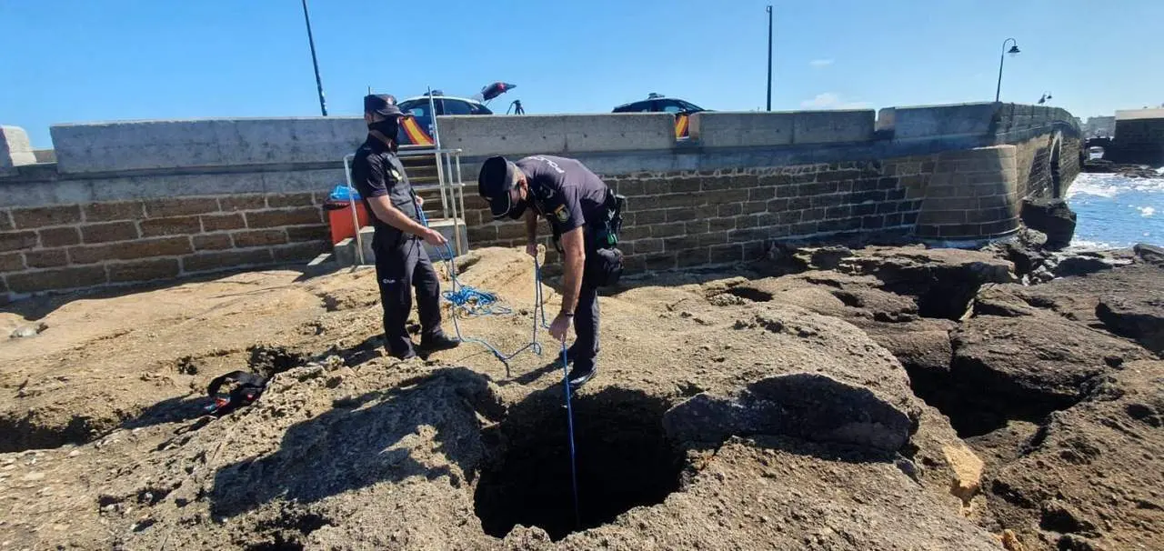 Los agentes que rescataron al var&oacute;n en la zona donde sucedi&oacute;. - M. Palacios