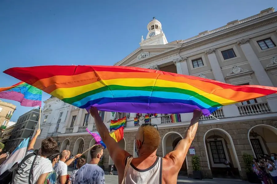 El Ayuntamiento de C&aacute;diz arr&iacute;a la bandera Lgtbiq+. - EFE / Rom&aacute;n R&iacute;os