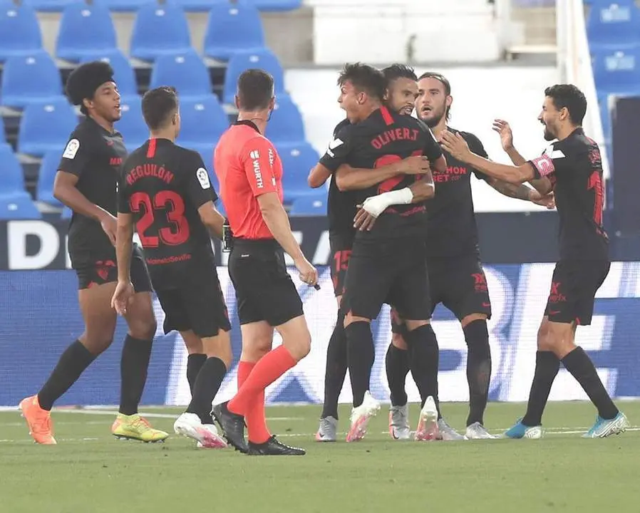 Varios futbolistas del Sevilla FC celebran un gol ante el Legan&eacute;s. - efe