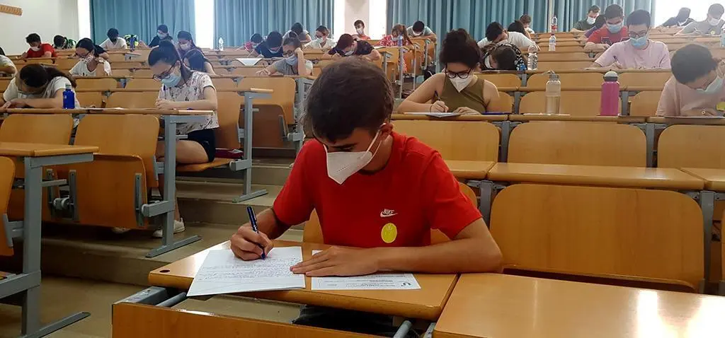 Alumnos realizando la PEvAU (Selectividad).  - 