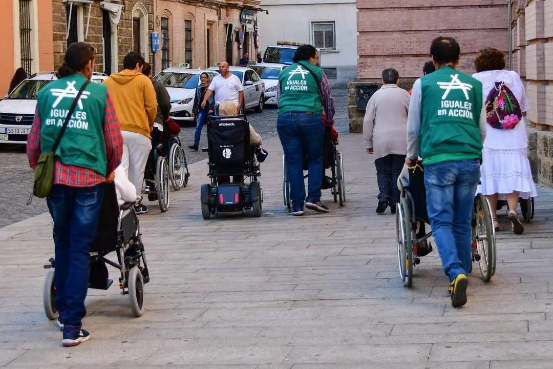 Iguales en Acci&oacute;n en una de sus actividades con los mayores de la residencia Fragela. - Eulogio Garc&iacute;a