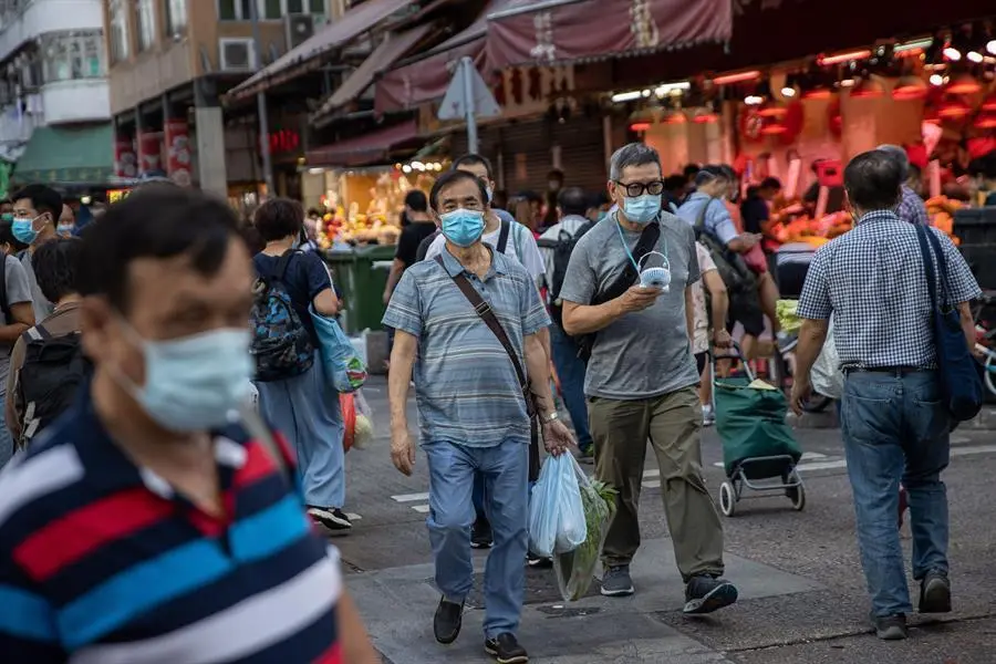 Los peatones llevan mascarillas en el distrito de Sham Shui Po. - EFE