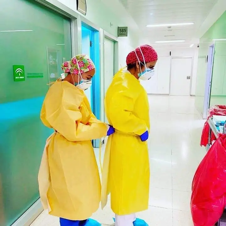 Profesionales sanitarios en el Hospital Cl&iacute;nico de M&aacute;laga. - Europa Press