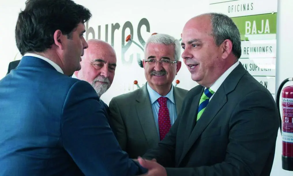 El presidente de la CEC y c&aacute;maras de comercio, Javier S&aacute;nchez Rojas (d), con el presidente de Carbures en imagen de archivo. - EFE