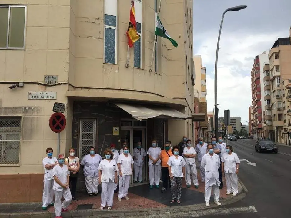 Sanitarios frente al Hospital Cruz Roja de Almer&iacute;a. - Europa Press