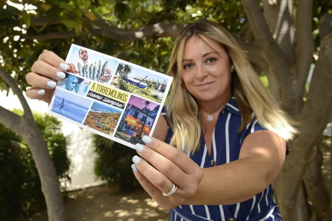 Aidea Blanes muestra una de las postales. - Ayto. Torremolinos