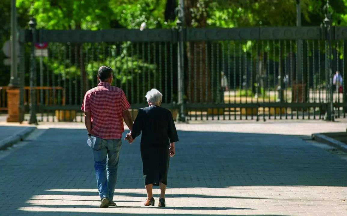 C&aacute;diz alcanza el m&aacute;ximo de mayores de 64 a&ntilde;os en relaci&oacute;n a los menores de 16. - EFE