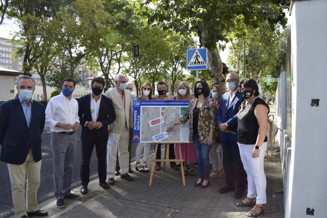 El PP presenta el proyecto de la l&iacute;nea 3 en Manuel Siurot. - PP