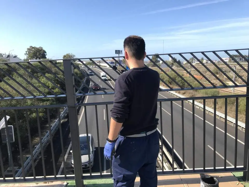 Trabajador de uno de los planes de empleo. - 
