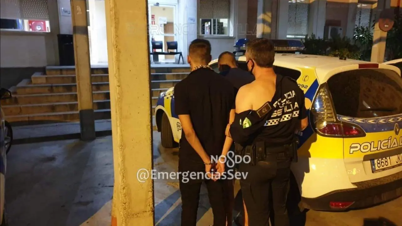 Traslado de los detenidos, con el uniforme de un agente destrozado. - @EmergenciasSe