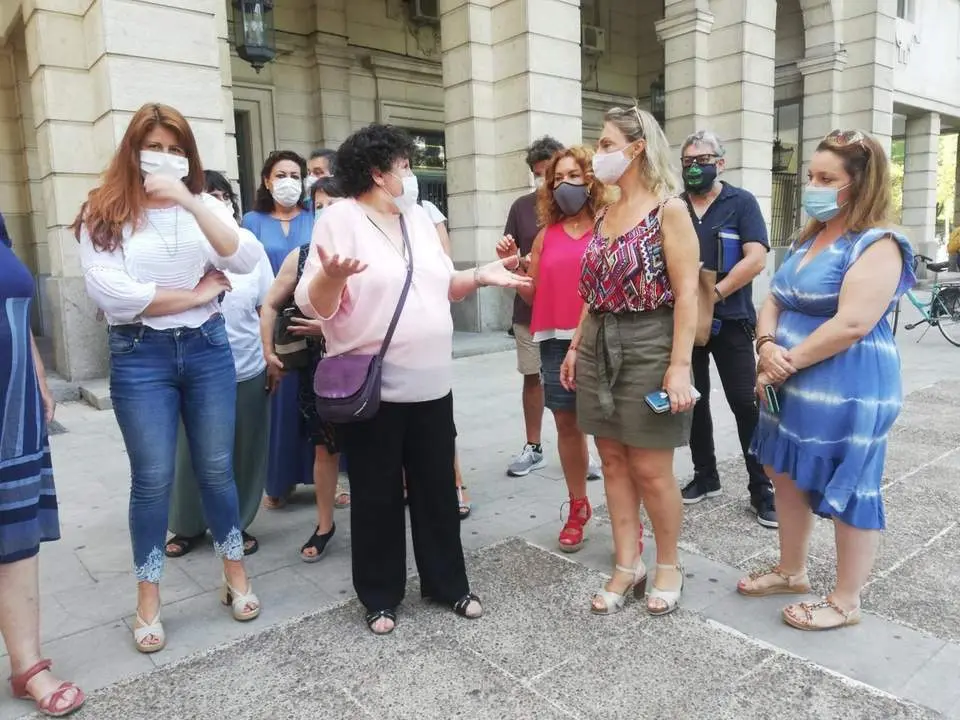 Mar&iacute;a Salmer&oacute;n, con Susana Serrano y Eva Oliva, ante los juzgados de Sevilla. - CM