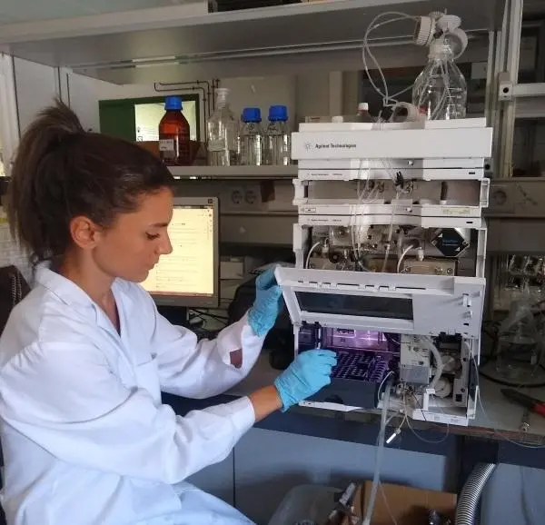 La investigadora responsable del estudio, Soledad Gonz&aacute;lez, en el laboratorio. - UCO