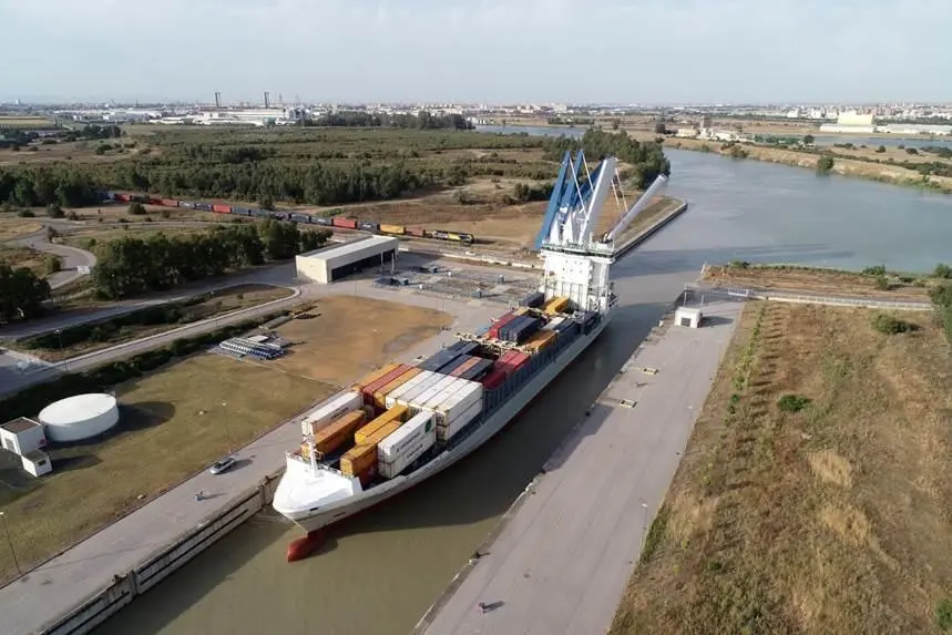Paso por la esclusa del Puerto de Sevilla. - APS