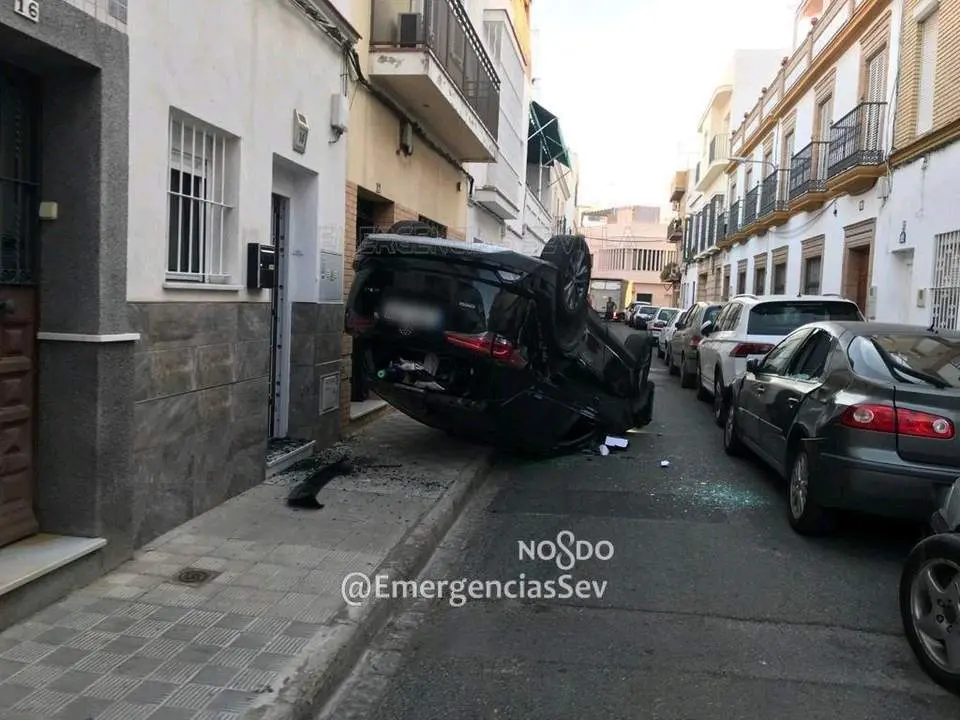 Investigan el espectacular vuelco de un coche junto a la Carretera de Carmona
