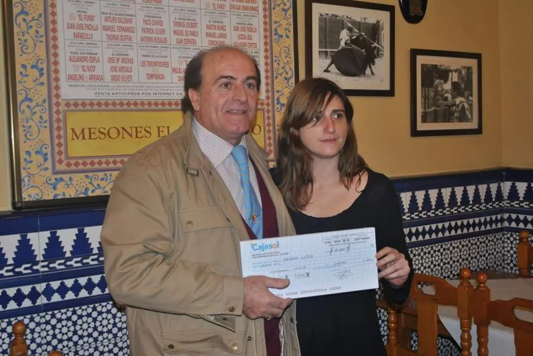 Jos&eacute; Luis del Serranito hace entrega de un tal&oacute;n a la viuda del torero Adri&aacute;n G&oacute;mez. - VGR