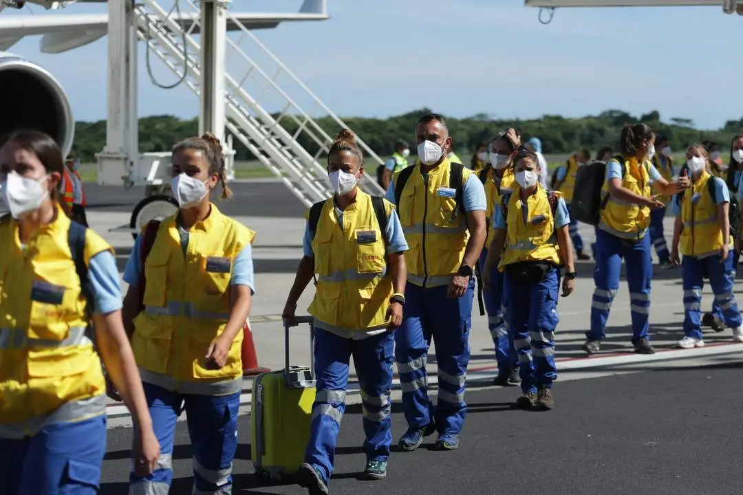 Sanitarios espa&ntilde;oles llega a El Salvador para luchar contra pandemia. - EFE/ Rodrigo Sura