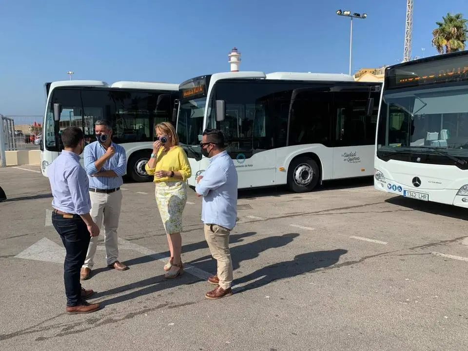 Rota presenta tres nuevos autobuses h&iacute;bridos que se suman a la flota municipal
