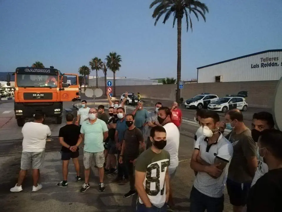 Protesta de los trabajadores de Phoenix Services. - AI
