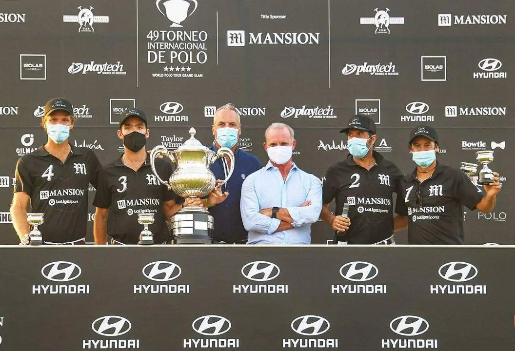 Entrega del trofeo. - A. I.