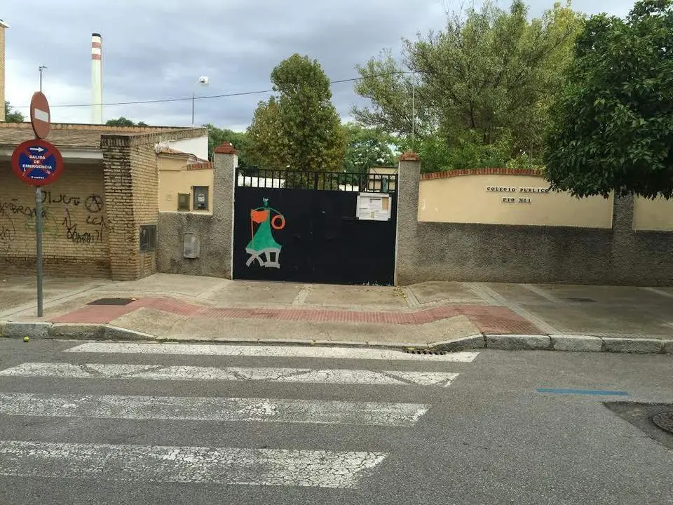 Entrada del colegio P&iacute;o XII - Viva