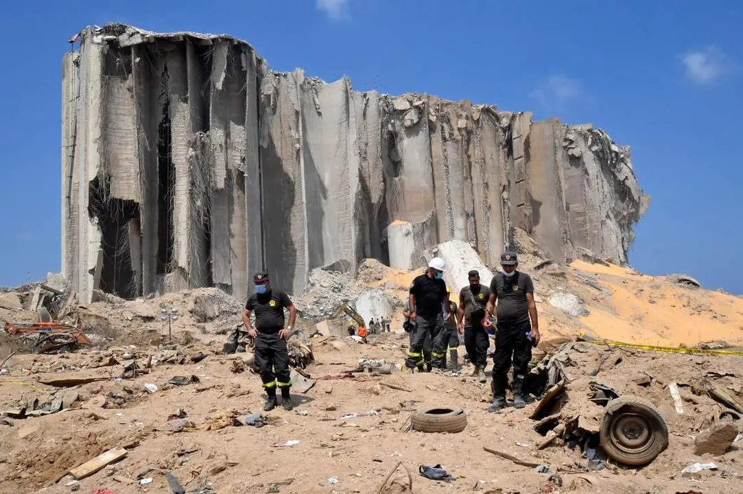 B&uacute;squeda de cuerpos en Beirut. - EFE