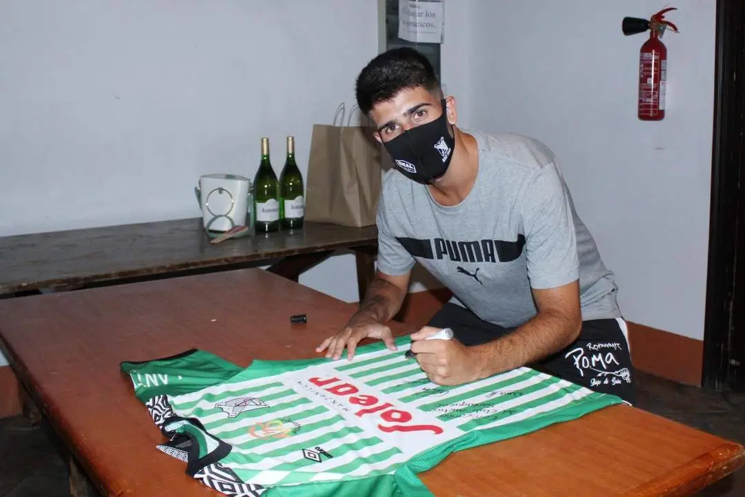 David Vidal firmando una camiseta del Atl&eacute;tico Sanluque&ntilde;o en el Sal&oacute;n Don Benigno - Ra&uacute;l J. Bustillos