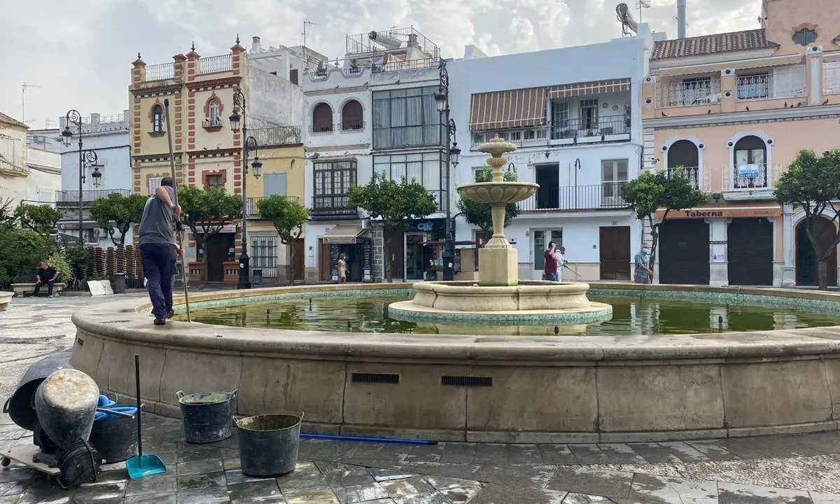 Labores de limpieza de la Fuente de la Plaza del Cabildo - A. I.