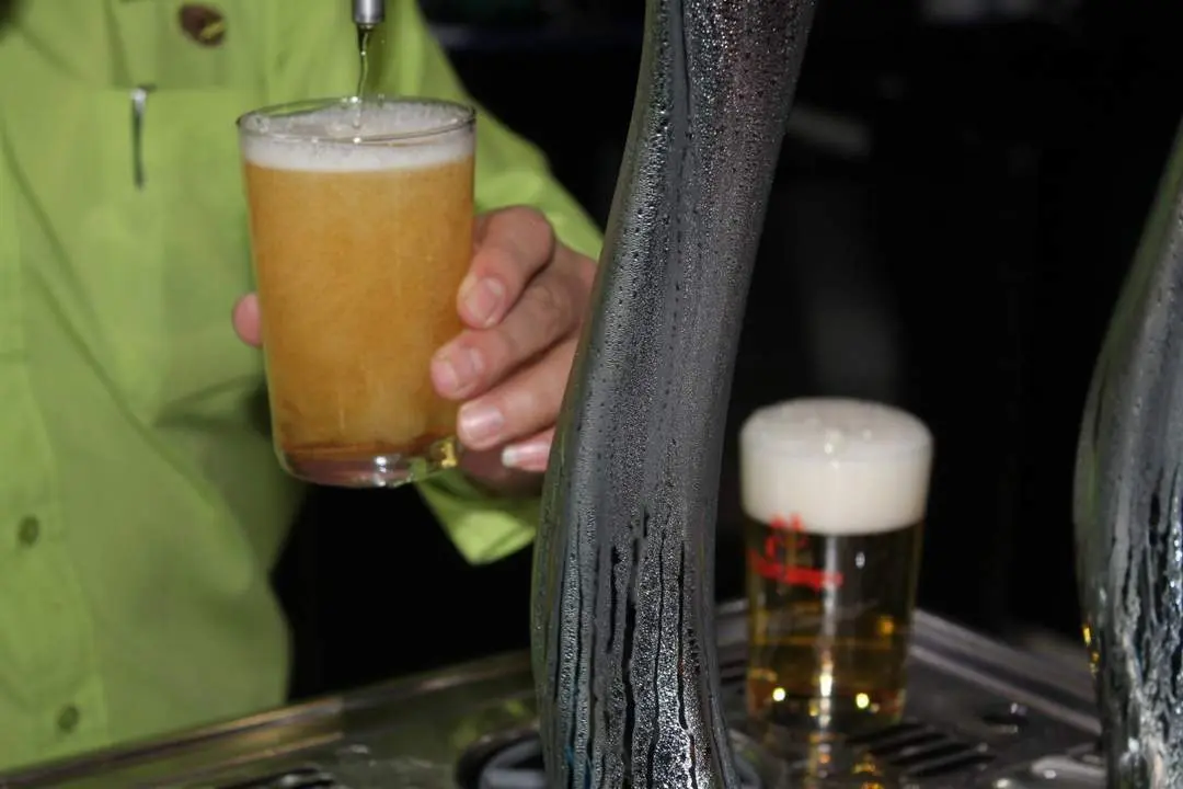 Camarero sirviendo una cerveza. - EP