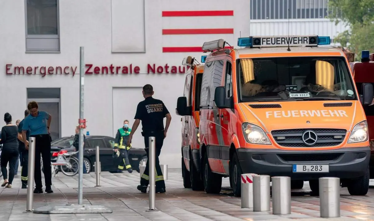 El opositor ruso a su llegada a un centro hospitalario de Berl&iacute;n. - EFE