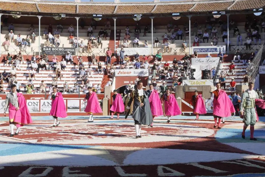 Los tres toreros y sus cuadrillas durante el pase&iacute;llo - Eva Morales