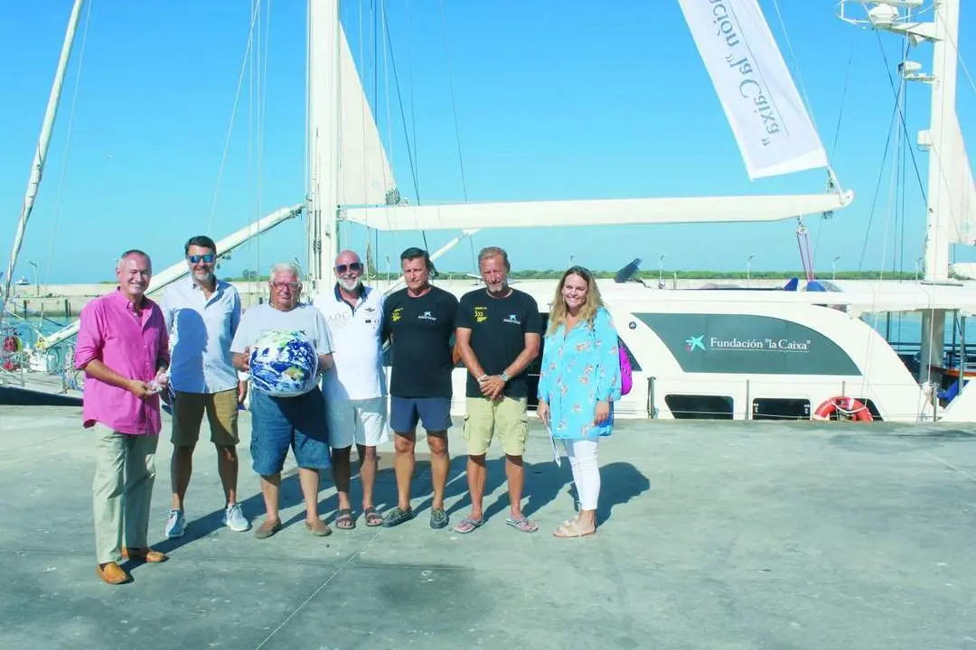 Los tripulantes del velero &Iacute;bero III en el Puerto de Bonanza - Ra&uacute;l J. Bustillos