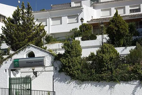 Fachada del albergue de V&iacute;znar. - A. I.
