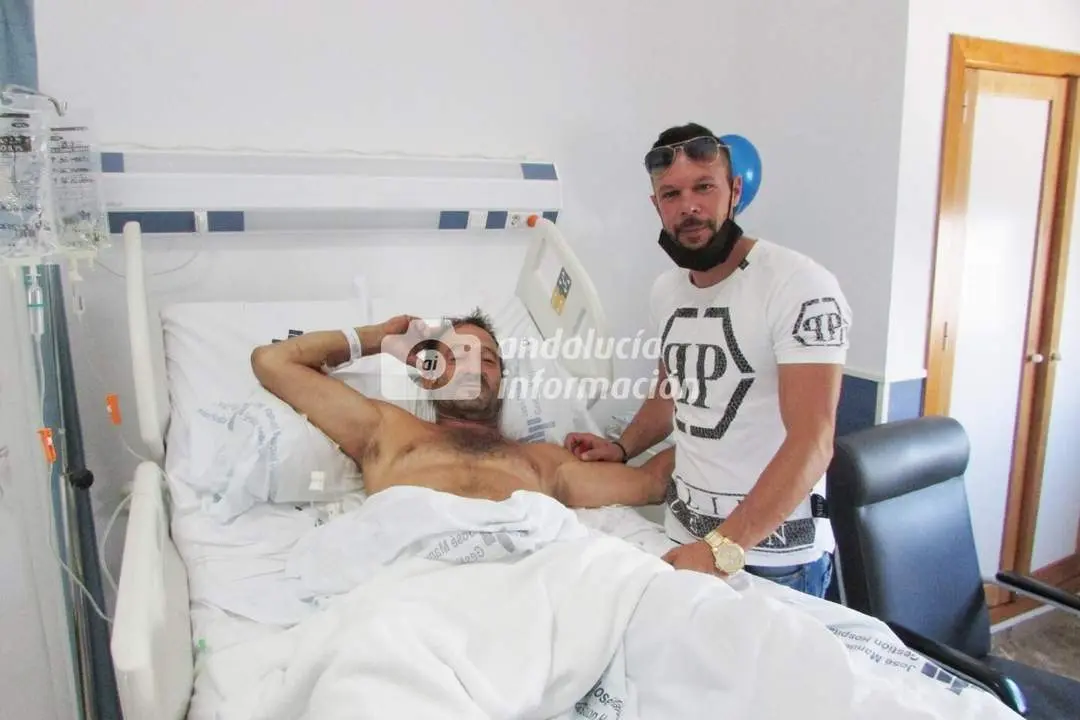 El marinero Juan Manuel Mu&ntilde;oz junto a su hijo en el Hospital Virgen del Camino - Ra&uacute;l J. Bustillos