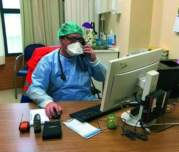 Un m&eacute;dico de Atenci&oacute;n Primaria pasa consulta ataviado con material de autoprotecci&oacute;n. - E. P.