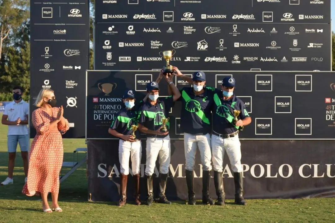 &Aacute;guilas, con el trofeo. - A. I.