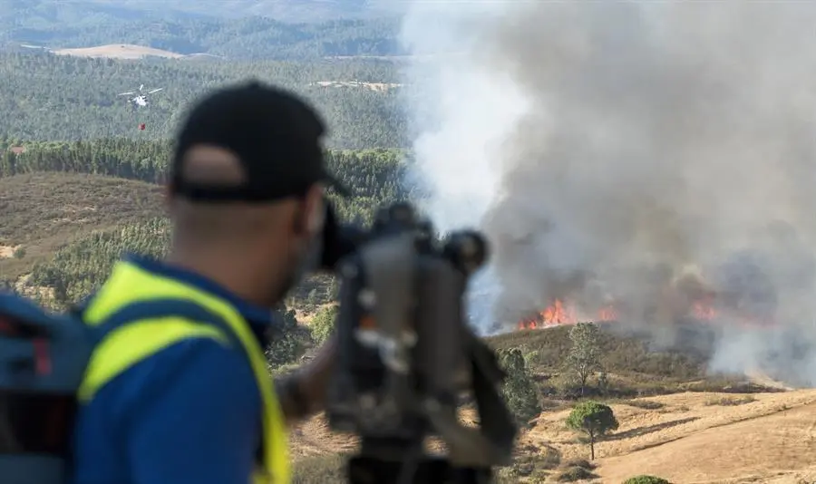 Incendio en Almonaster la Real. - EFE
