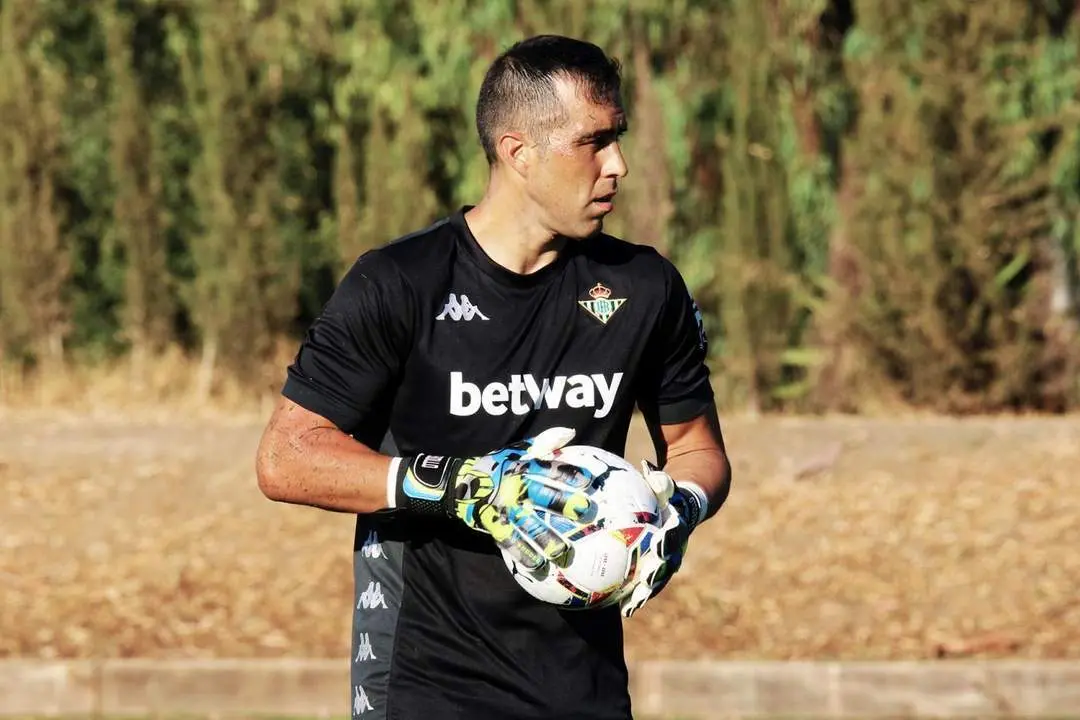 El internacional chileno, Claudio Bravo, durante uno de sus primeros entrenamientos como portero del Betis en Marbella. - rbb