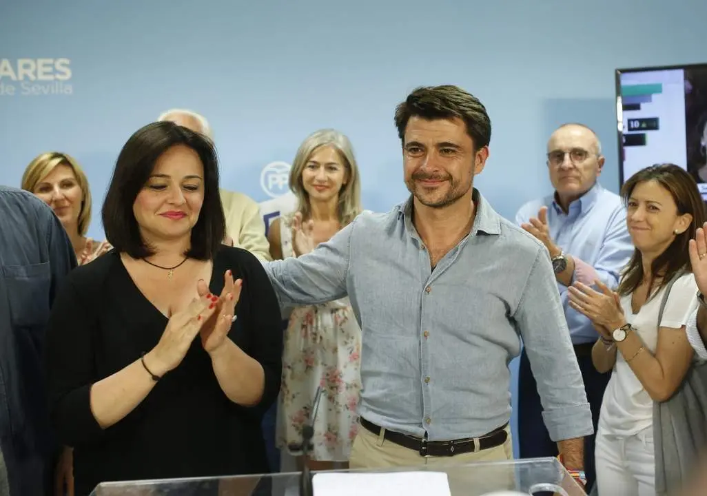Beltr&aacute;n P&eacute;rez junto a Virginia P&eacute;rez la noche electoral. - EP