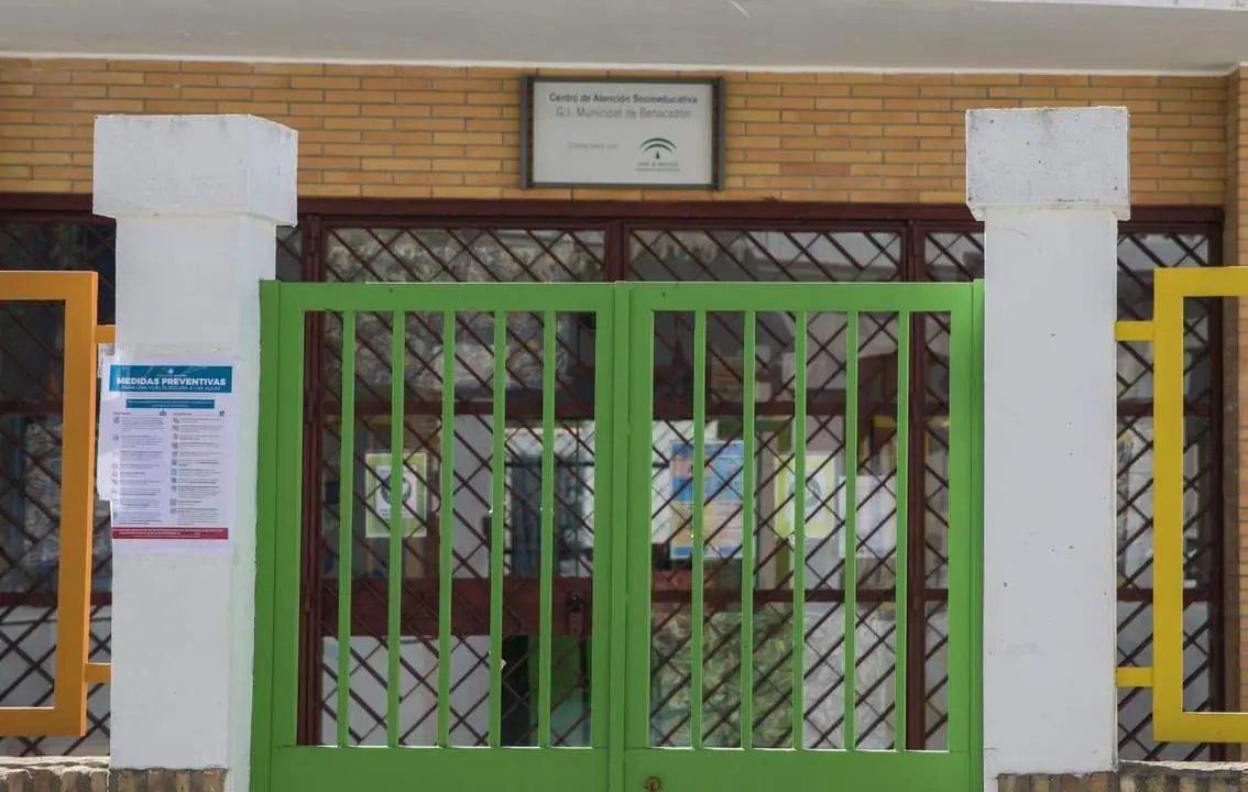 La fachada de la escuela infantil clausurada en Benacaz&oacute;n. - EP