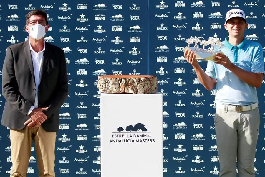 John Catlin recibe el trofeo. - EFE