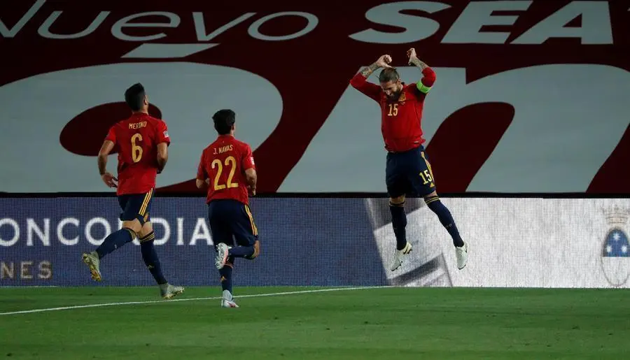 Espa&ntilde;a asalta el liderato con goleada a Ucrania