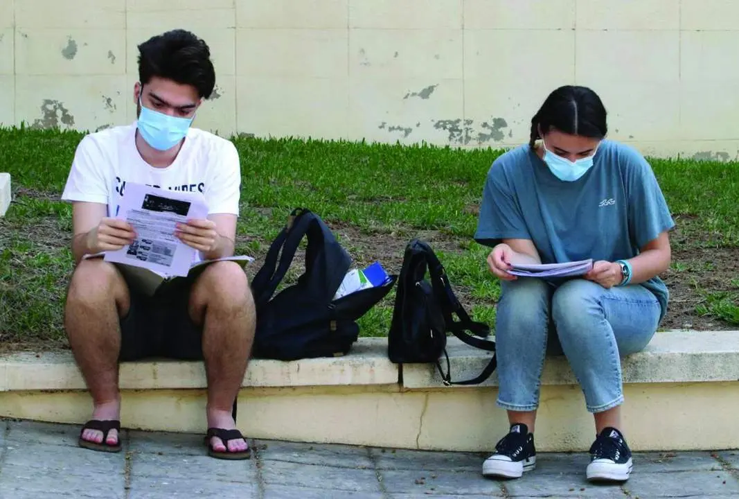 Estudiantes universitarios, repasando minutos antes de someterse a un examen.  - EP