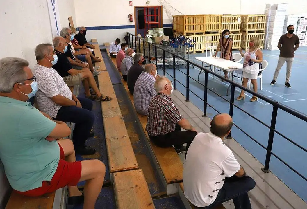 La alcaldesa exponiendo el proyecto a los vecinos.  - Jerez.es
