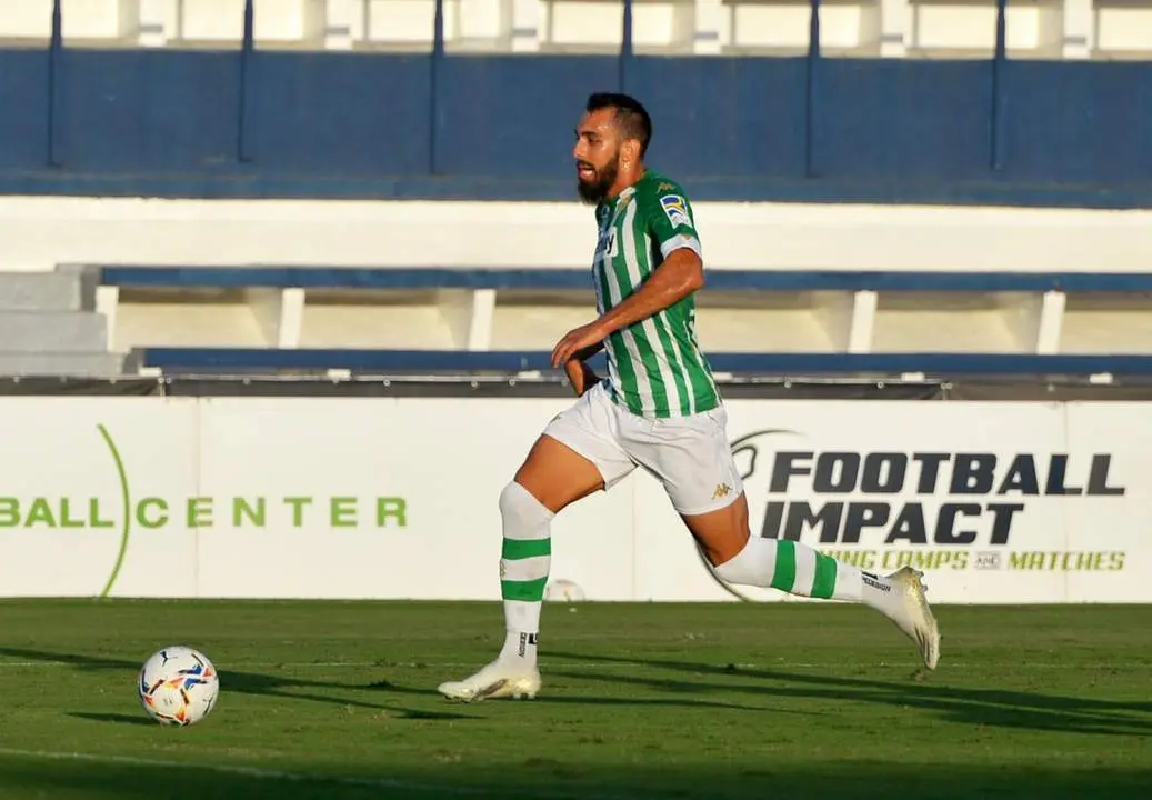 Borja Iglesias conduce la pelota en un encuentro de pretemporada. - rbb