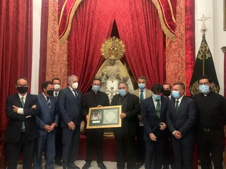 Mazuelos recibi&oacute; un pa&ntilde;uelo de la Esperanza de la Yedra.  - Feliciano Gil